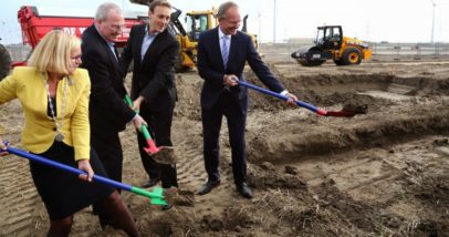 Il "groundbreaking" Nel Sito Dove Sorgerà Il Nuovo Data Center Di Google. A Destra, Il Ministro Dell'Economia Olandese Henk Kamp