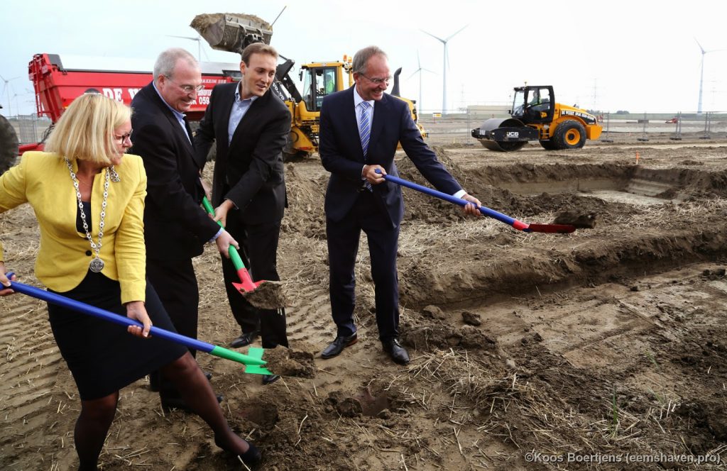 Il "groundbreaking" nel sito dove sorgerà il nuovo data center di Google. A destra, il ministro dell'Economia olandese Henk Kamp